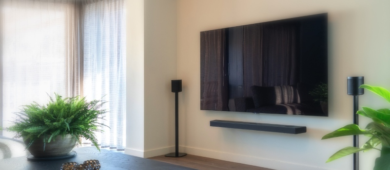 Soundbar ustawiony pod telewizorem w salonie
