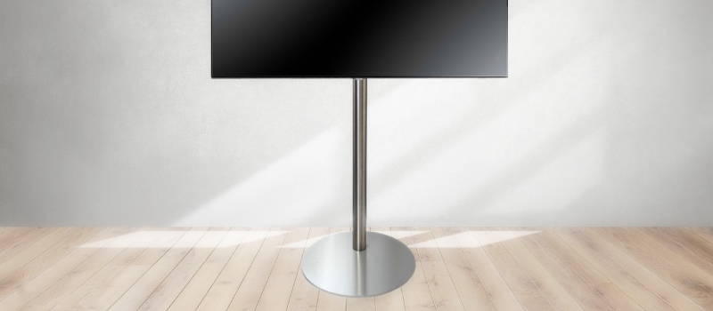 Jak duzy powinien byc moj telewizor? Szary stolik pod telewizor z telewizorem na nim