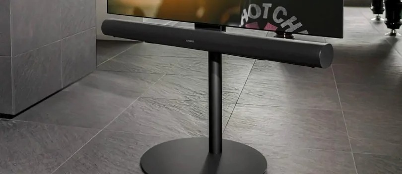 Soundbar można zawiesić pod telewizorem za pomocą podstawki pod telewizor